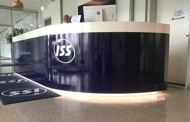 Möbelfolie eines Rezeptionsschalters mit Logo.